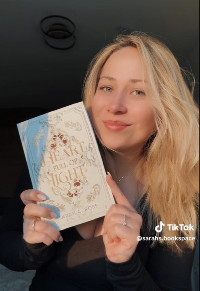 Sarah C. Rose mit „A heart full of light“ auf TikTok © sarahs.bookspace