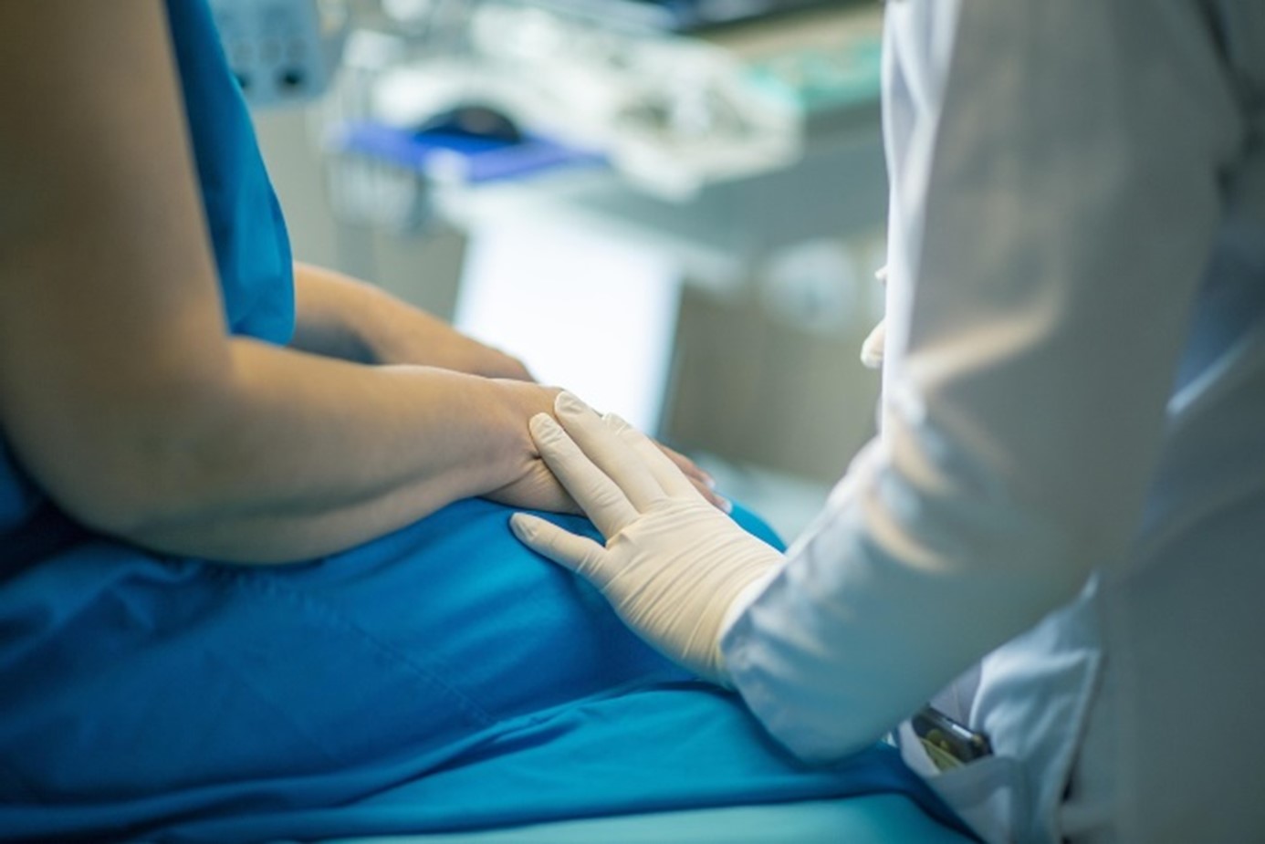Erschöpfte Pflegekraft bei der Arbeit in einem Krankenhaus. (Foto: Fernando Zhiminaicela)