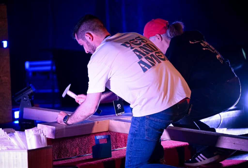Sorgen und Bitten werden beim DIVE IN "Easter Special" symbolisch ans Holzkreuz genagelt. (Foto: Elija Nicklaser)