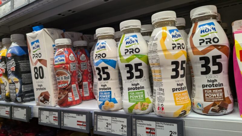 ´Proteinshakes im Supermarktregal