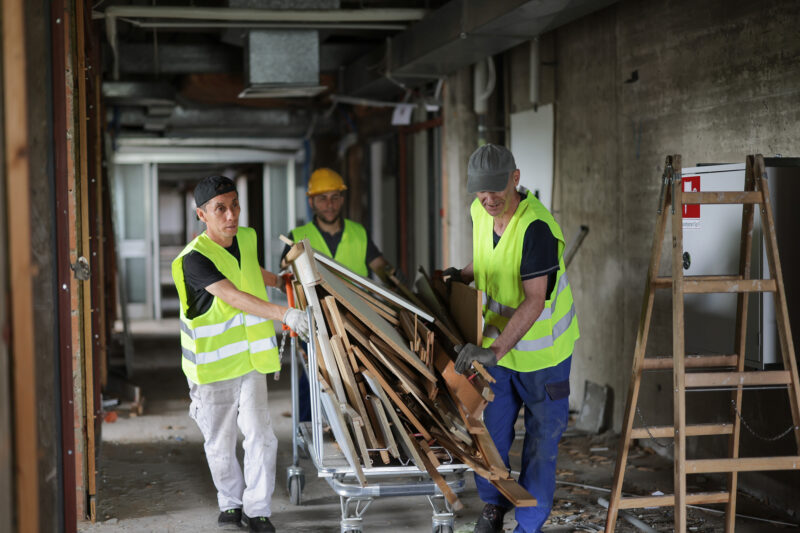 Bauarbeiter bei Rückbauarbeiten von einem Projekt von "BauKarusell". Foto: © Daniel Hinterramskogler, Pressefotos BauKarusell